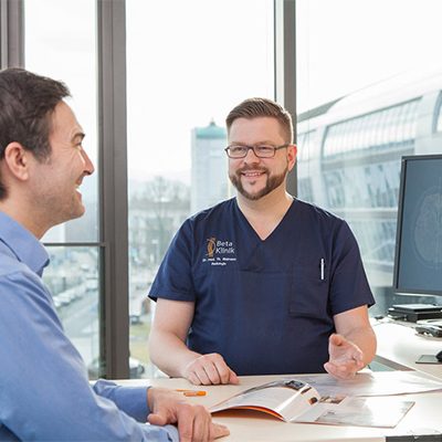 Dr. Weimann im Patientengespräch