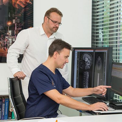 Dr. Demant bespricht Befund mit Kollegen