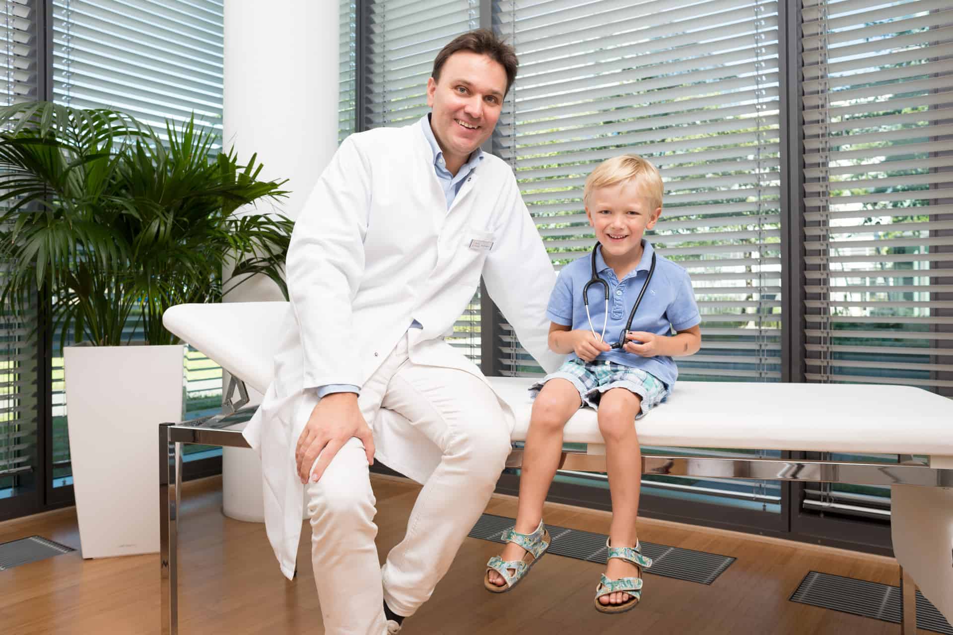 Beta-Radiologie-Dr-Demant-mit-kleinem-Patient