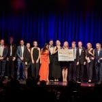 Pro-Baskets-Charity-Gala-Beta-Humanitarian-Help-©-Britta Eiberger-Team-auf-Buehne-mit-Scheck