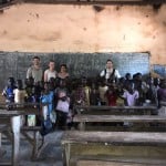 Beta-Humanitarian-Help-Team-vor-Schulklasse-in-Togo