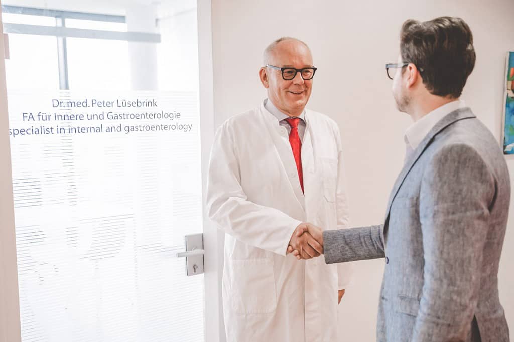 Beta-Klinik-Dr-Luesebrink-Begruessung-Patient