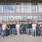 Teamfoto-Hockey-Nationalmannschaft-vor-Klinik-Beta-Klinik