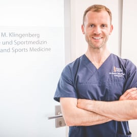 Portrait-Dr-Klingenberg-vor-seinem-Buero