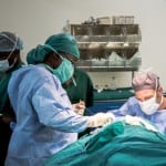Dr-Sattler-waehrend-einer-Operation-in-Uganda-Beta-Humanitarian-Help