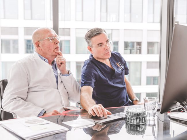 Gehirntumorbehandlung_prof-gasser-und-prof-elger-besprechen-behandlung-mit-visualase