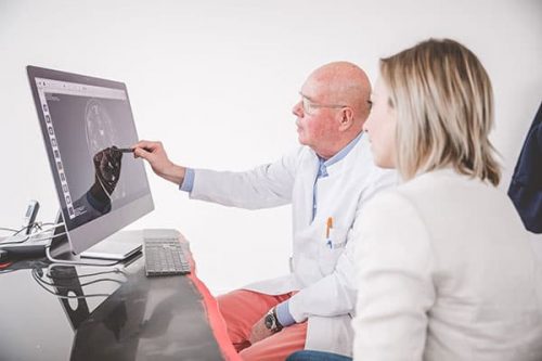 Prof. Dr. med. Christian E. Elgerim Gespräch mit Patientin