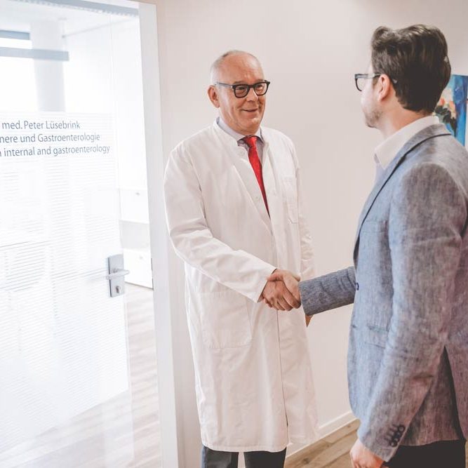 Dr. Lüsebrink schüttelt Hand von Patient