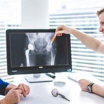 Dr. Springorum erklärt Patient Endoprothetik