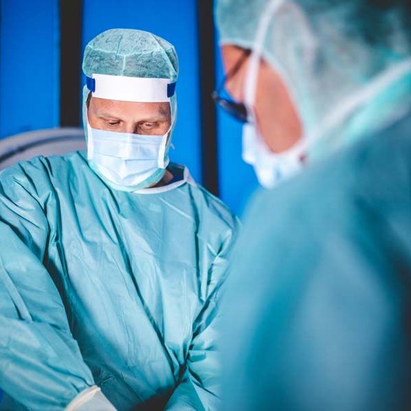 Dr. Springorum bei der Operation