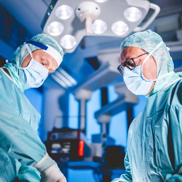 Peter Braun und Dr. Springorum bei der Operation