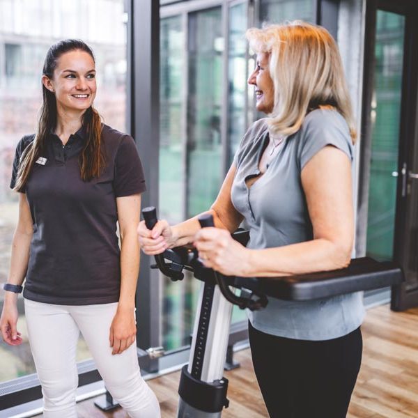 Patient ĂĽbt mit Gehhilfe