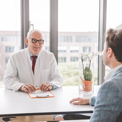 Dr. Lüsebrink im Patientengespräch