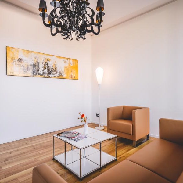 Sitzbereich der Suite mit Sofa und Tisch