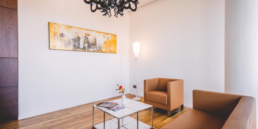 Sitzbereich der Suite mit Sofa und Tisch