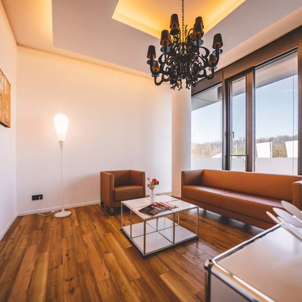 Blick auf Sofa-Ecke der Suite