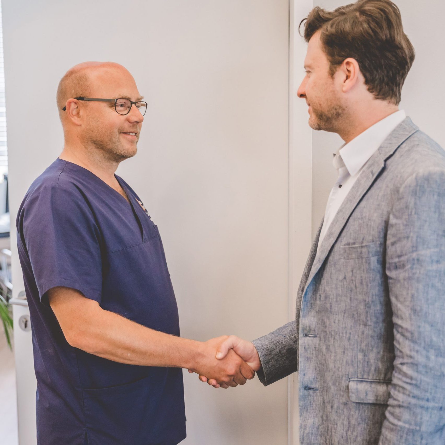 Neurochirurg Jung begrüßt Patienten