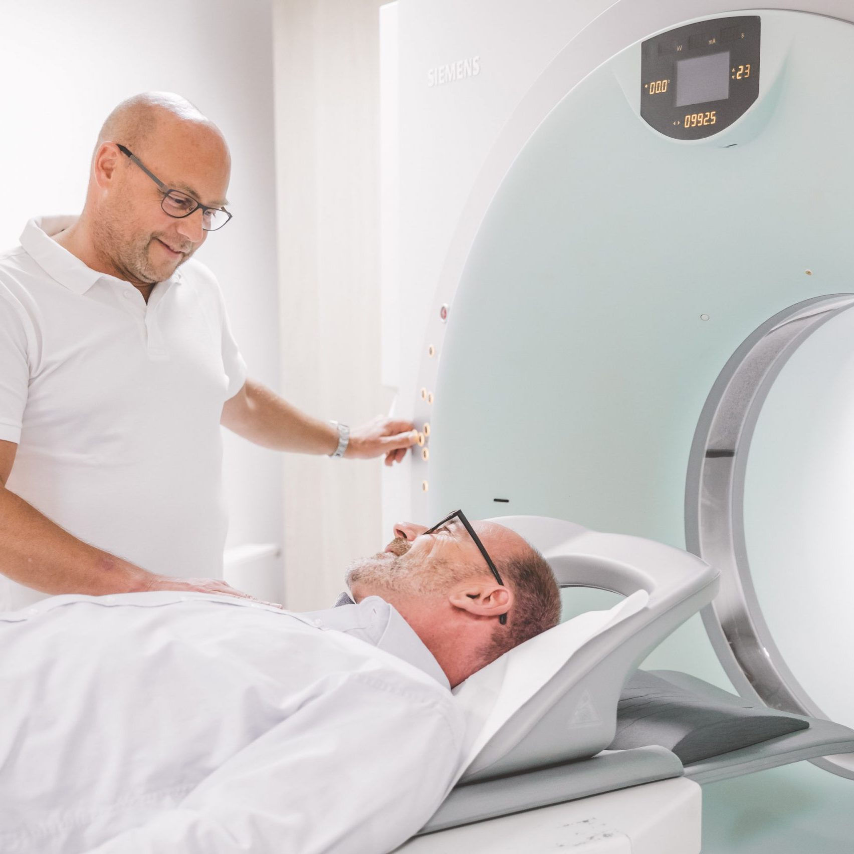 Dr. Jung macht eine CT Aufnahme