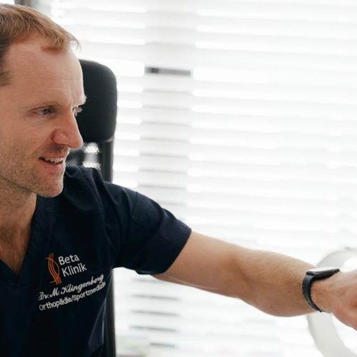 Dr. Klingenberg bei Diagnose von Rückenschmerzen