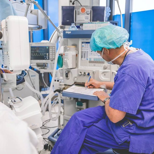 Anästhesist überwacht Patient bei Narkose.
