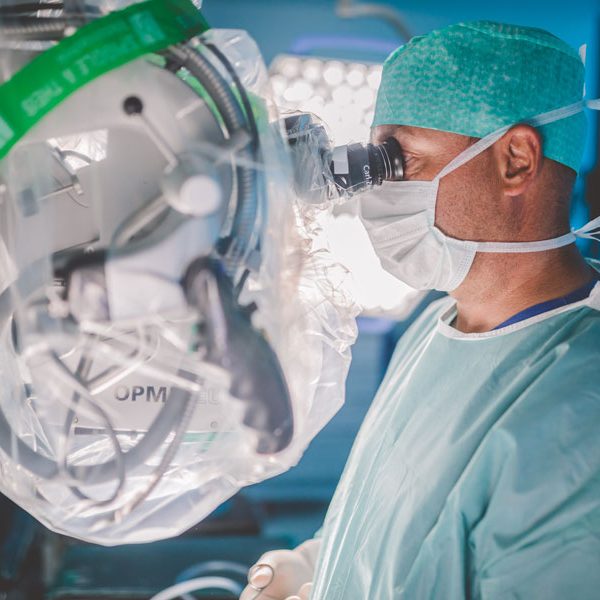 Neurochirurg bei der OP