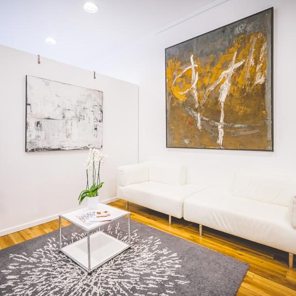 Modern eingerichteter Wartebereich fĂĽr die Patient:innen