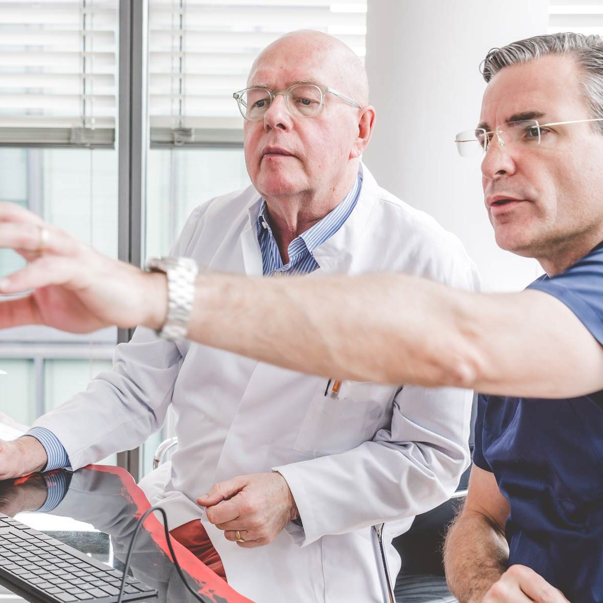 Besprechung eines Falles gemeinsam mit Neurologe Prof. Dr. Elger