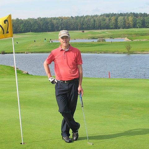 golfers-g1aedfa819_640 Mann steht auf golfplatz