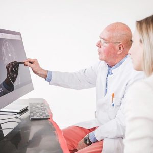 Professor-Elger-Neurologe-arbeitet-eng-mit-Logopädie-zusammen