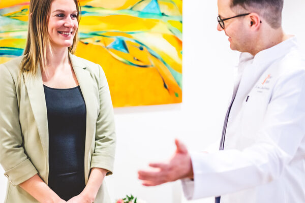 Frauenarzt Gantert in Bonn gibt Interveiw im Top Magazin