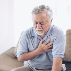 Mann mit Brustschmerzen