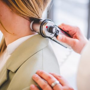 Logopäde an der Beta Klinik Bonn stimuliert mit elektrischen Impulsen in der Therapie