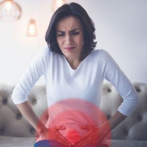 Frau mit Unterleibsschmerzen bei Endometriose