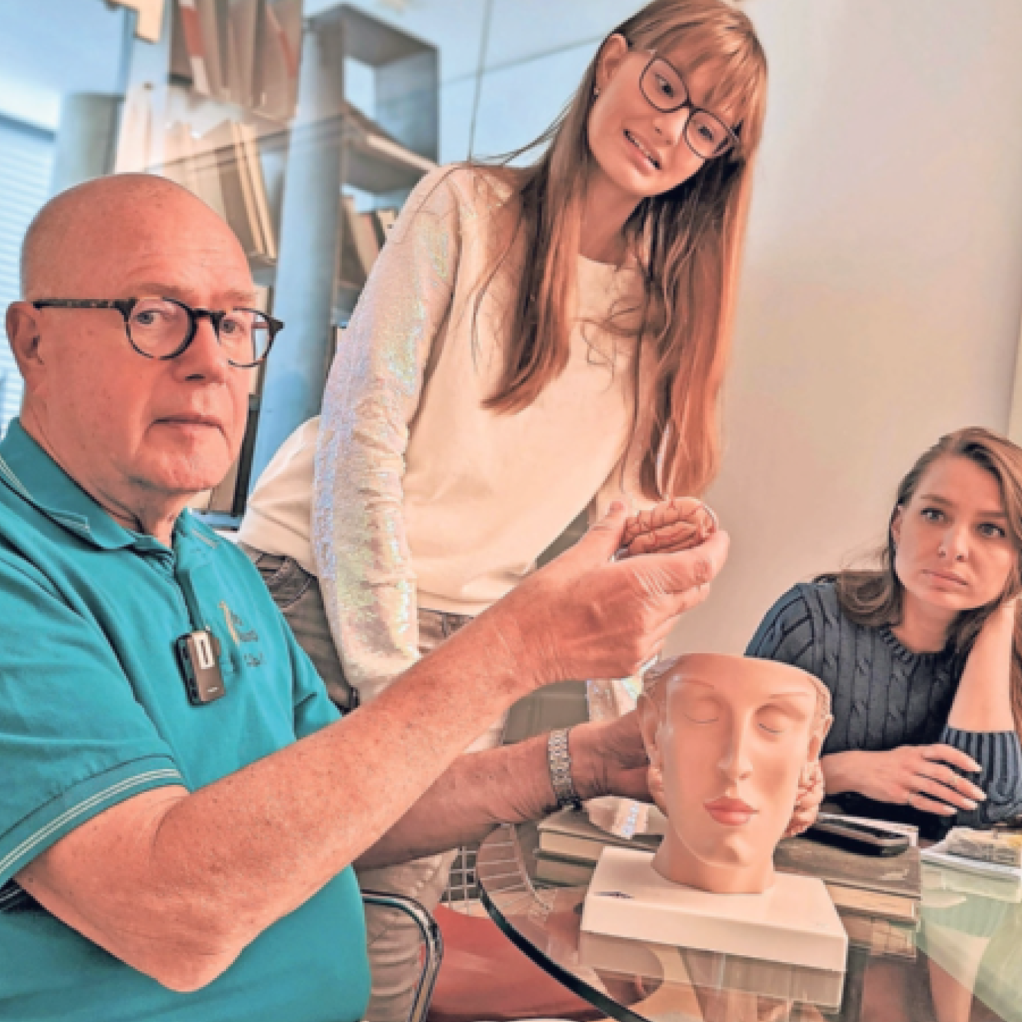 Foto: Stefan Hermes Aufmerksam folgen Eva Berestovitskaya (Mitte) und ihre Mutter Alina den Erklärungen von Professor Elger