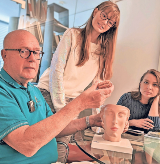 Foto: Stefan Hermes Aufmerksam folgen Eva Berestovitskaya (Mitte) und ihre Mutter Alina den Erklärungen von Professor Elger