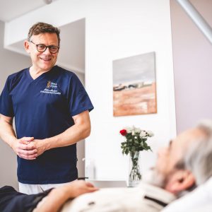 Peter Braun behandelt einen Patienten