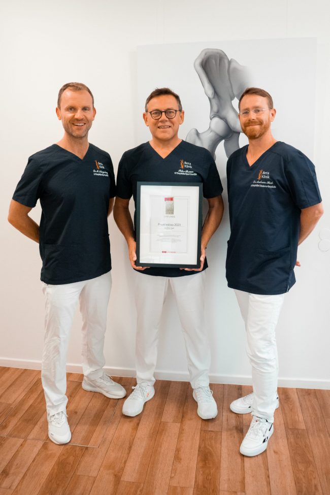 Klingenberg, Braun, Heck halten Focus Siegel v.l.n.r. Dr. med. Markus Klingenberg, Peter Braun, Dr. med. Andreas Heck