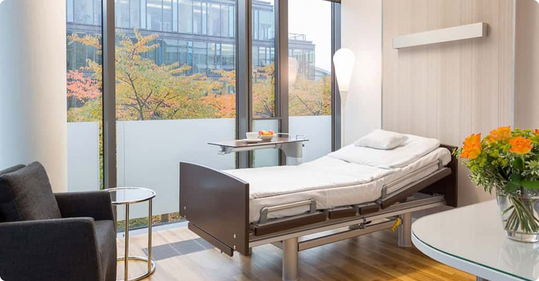 Patientenzimmer der Beta Klinik mit großzügiger Fensterfront