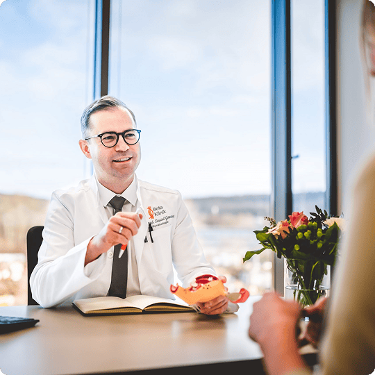 Gynäkologe Dr. med. Daniel Gantert spricht mit Patientin