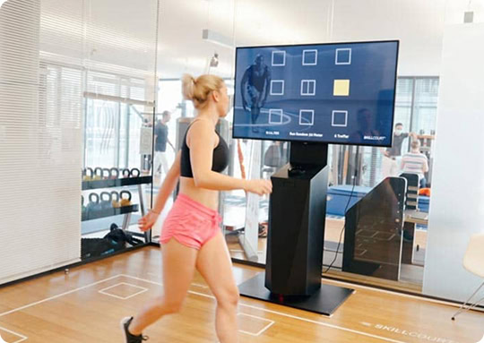 Patientin der Orthopädie trainiert im Skill Court.