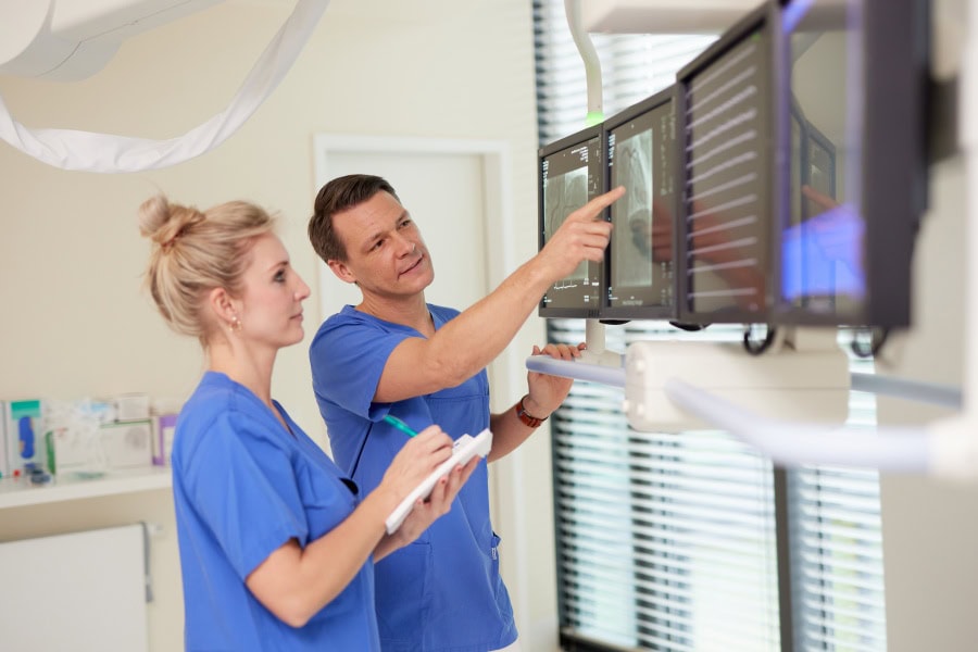 Die Angiologen der Beta Klinik bei der Sichtung von Patienten-Ultraschall.