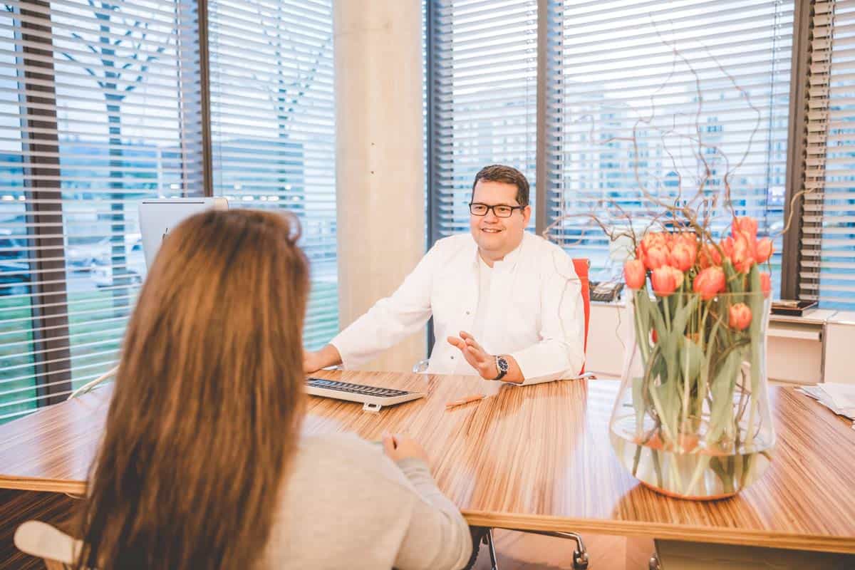 Proktologe Stefan Mühlbauer im Gespräch mit Patientin