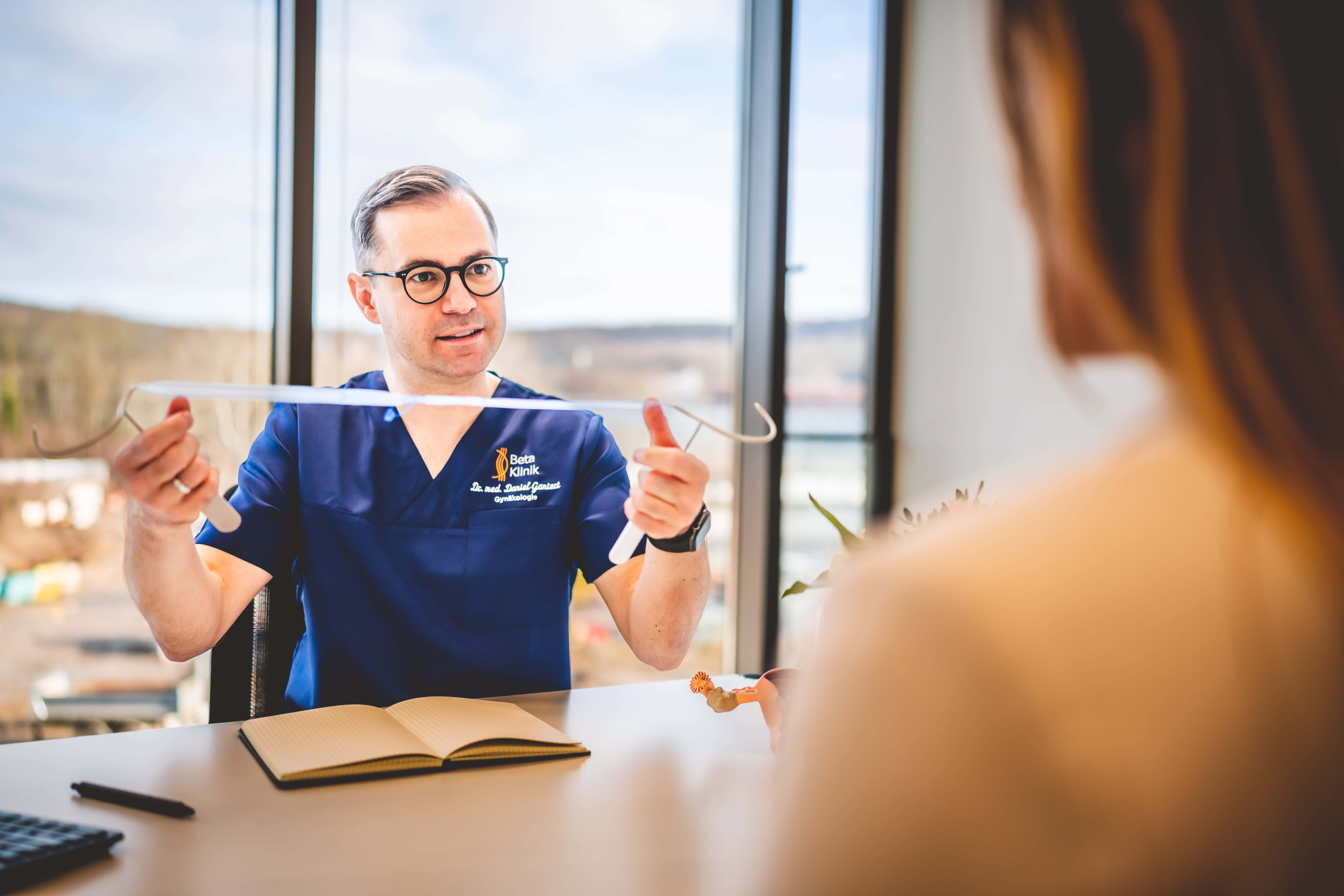 Gynäkologe Dr. Gantert spricht mit Patientin