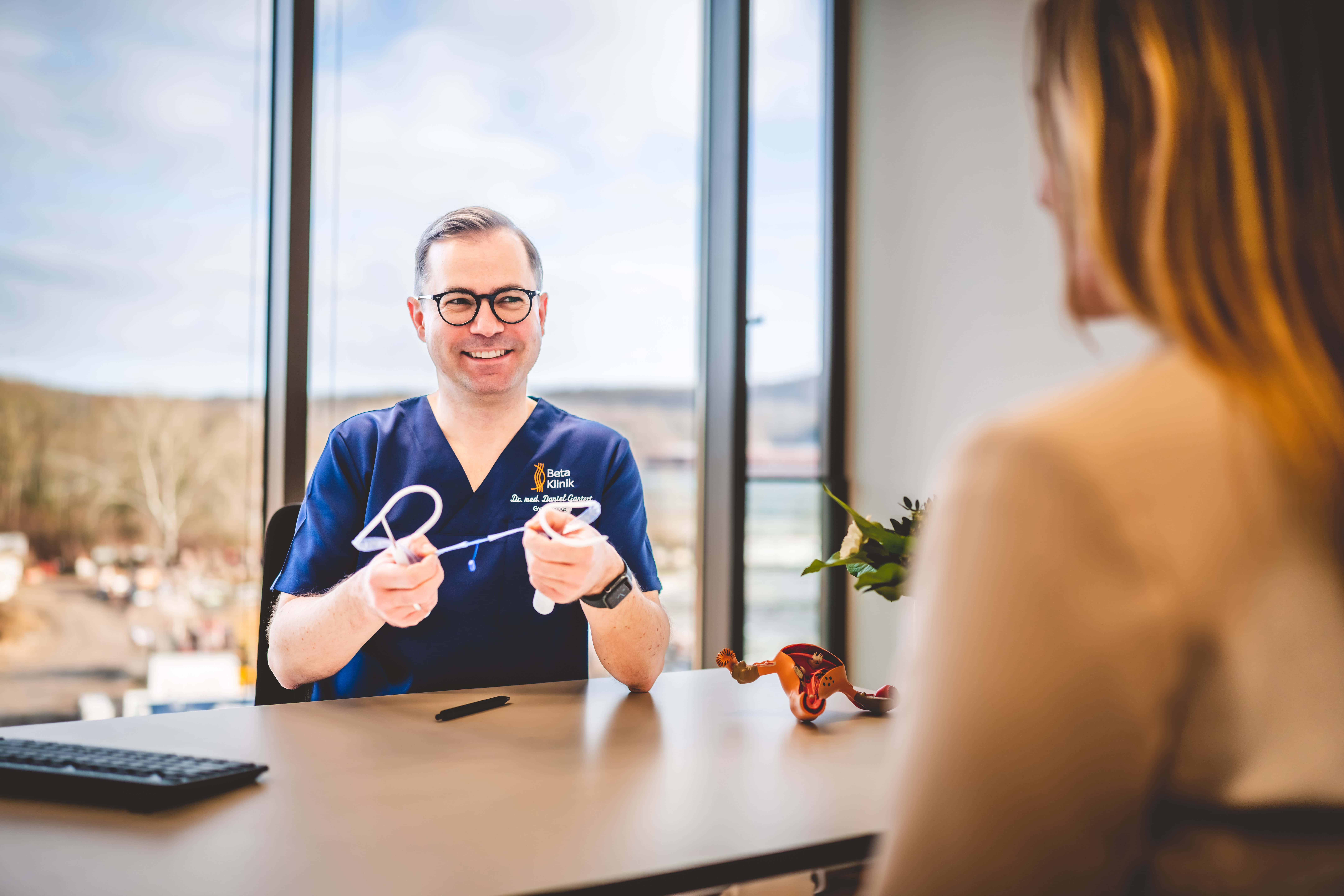 Gynäkologe Dr. Gantert spricht mit Patientin