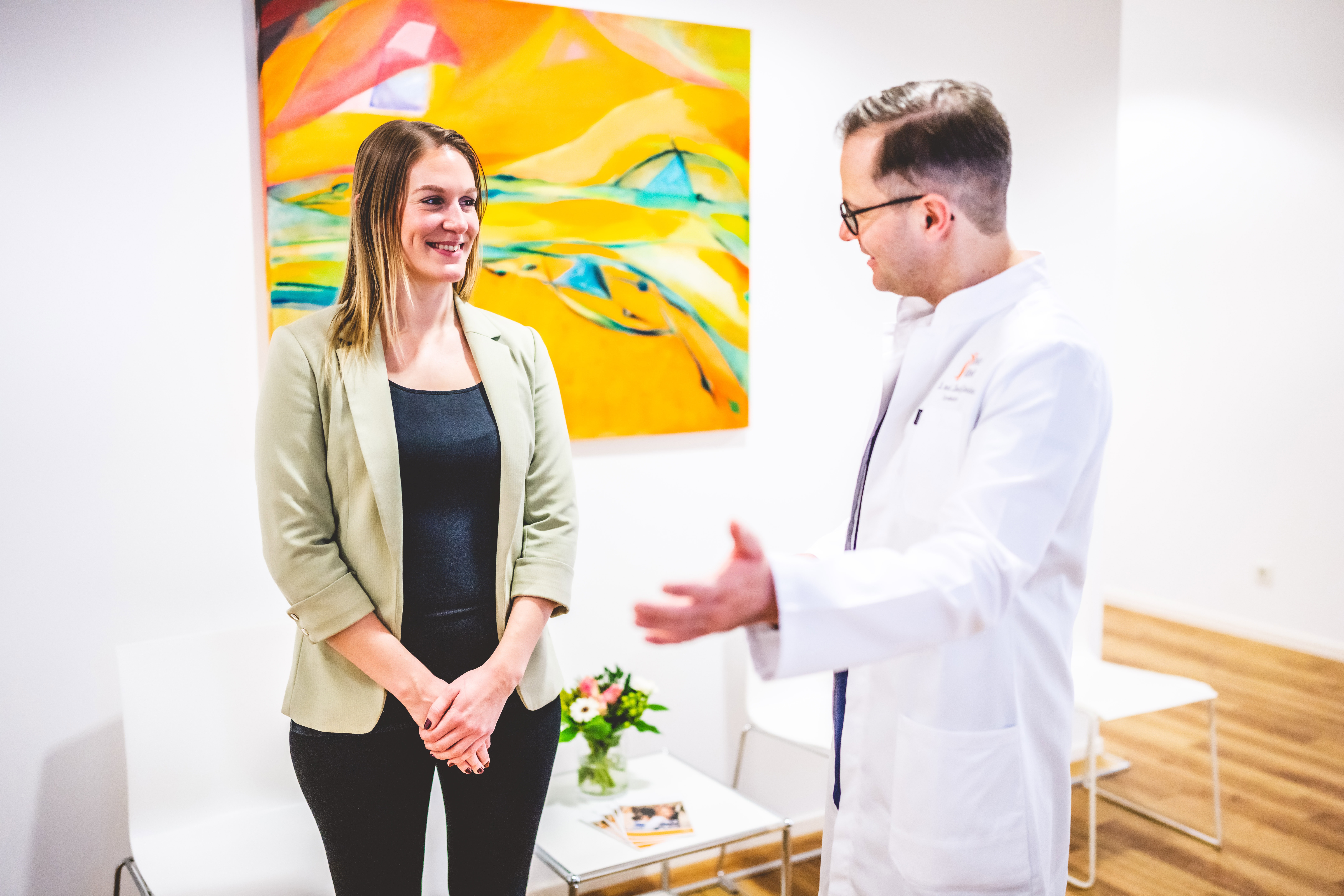 Gynäkologe Dr. Gantert spricht mit Patientin