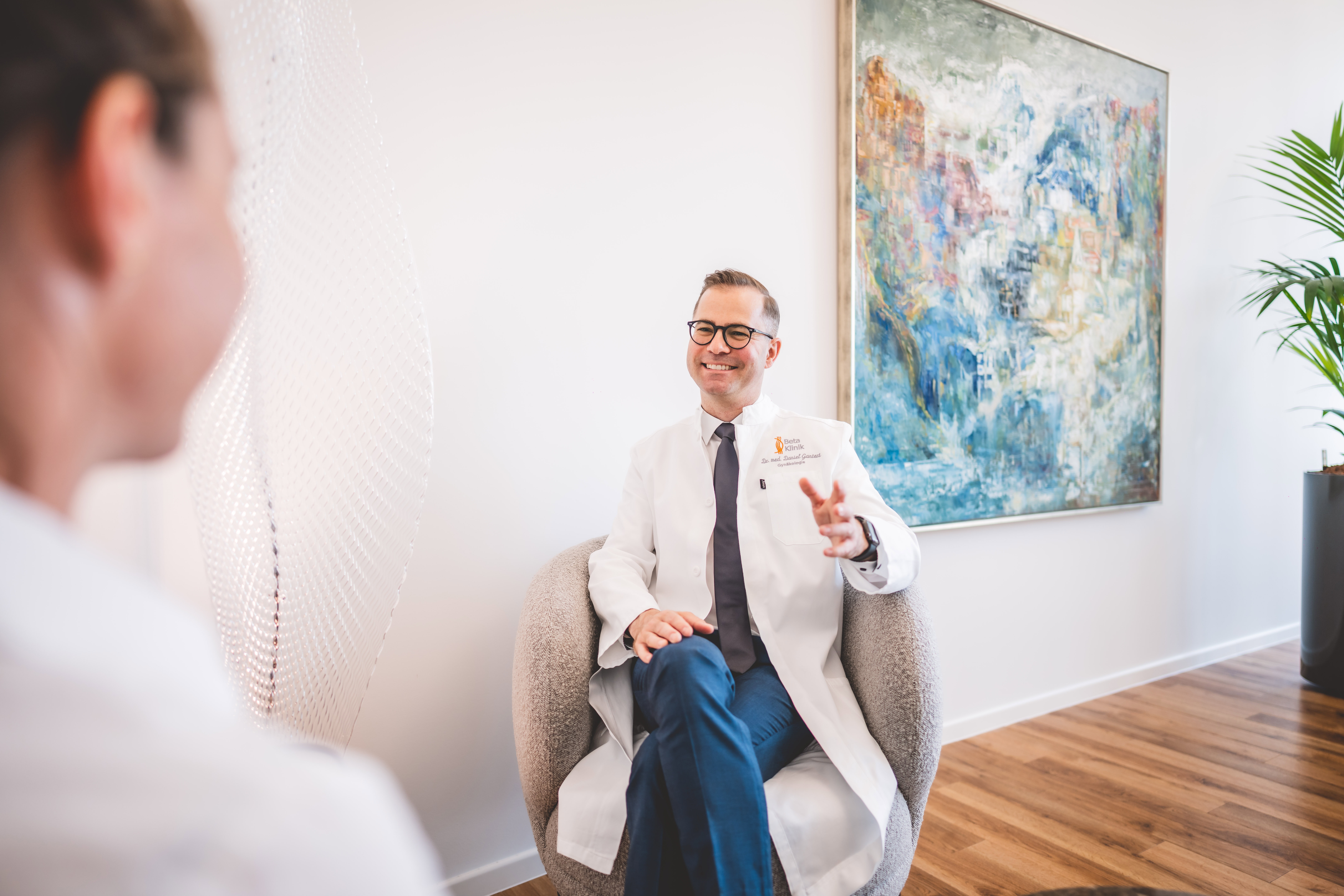 Gynäkologe Dr. Gantert führt Patientengespräch