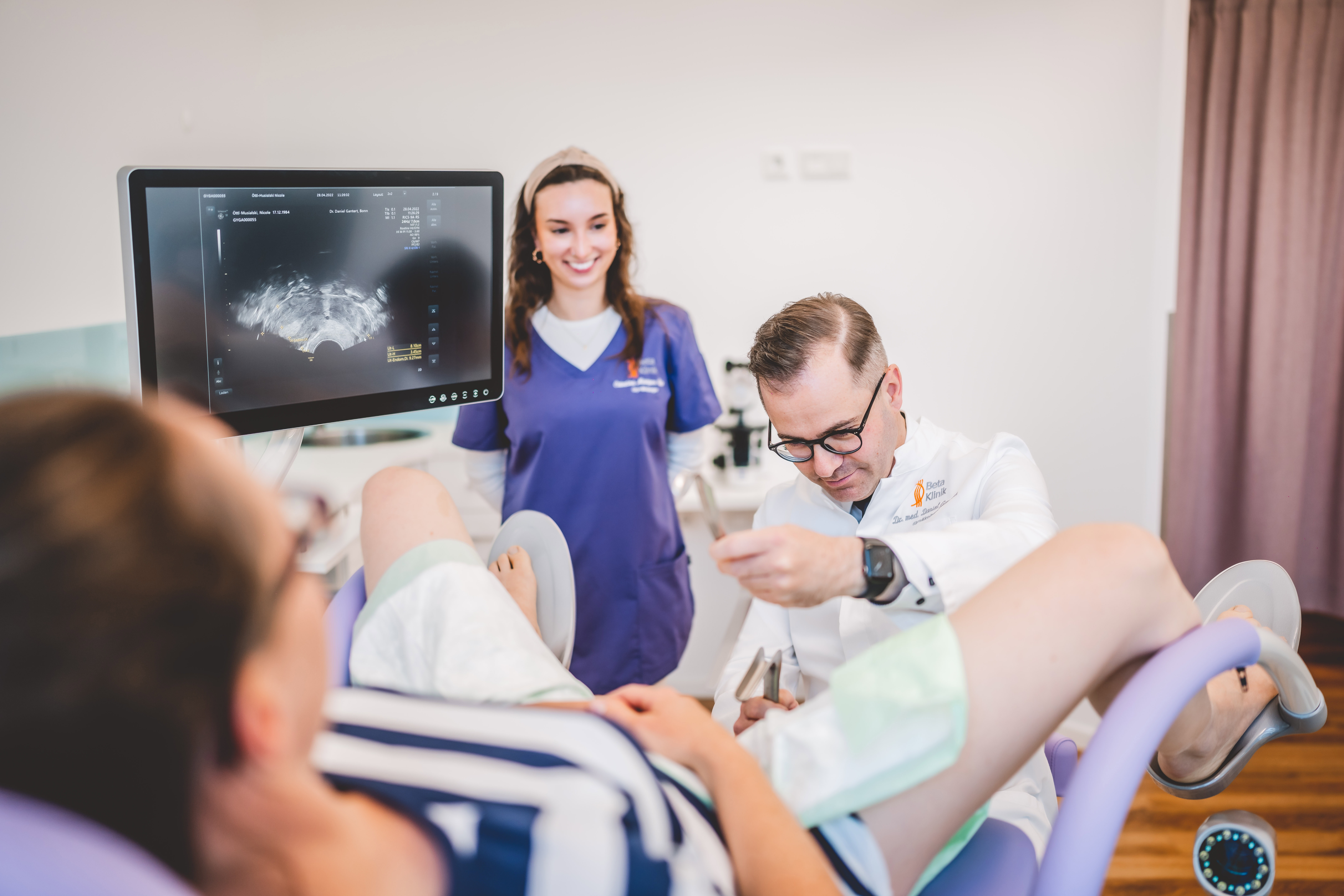 Gynäkologe Dr. Gantert führt Untersuchung durch