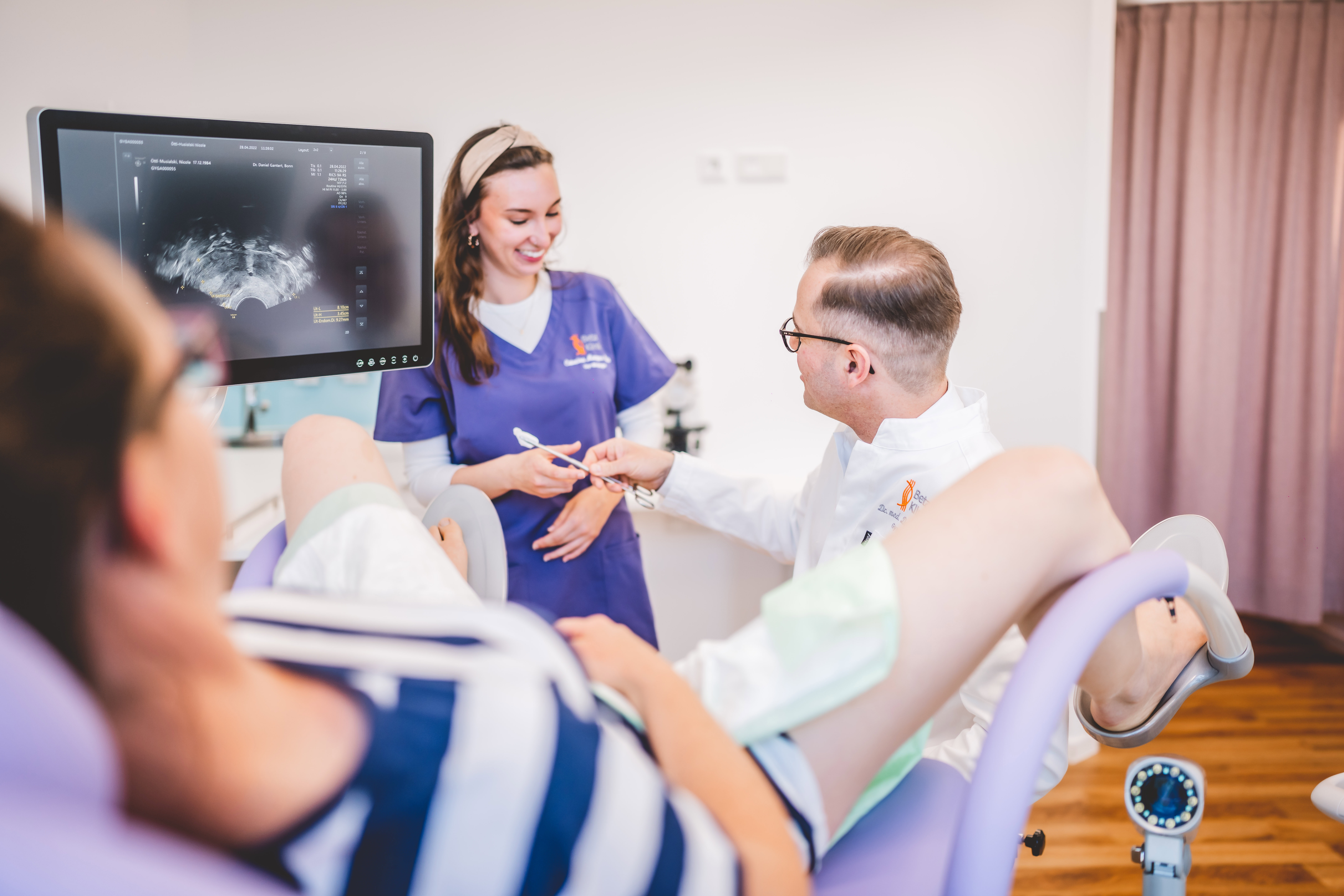 Gynäkologe Dr. Gantert führt Untersuchung durch