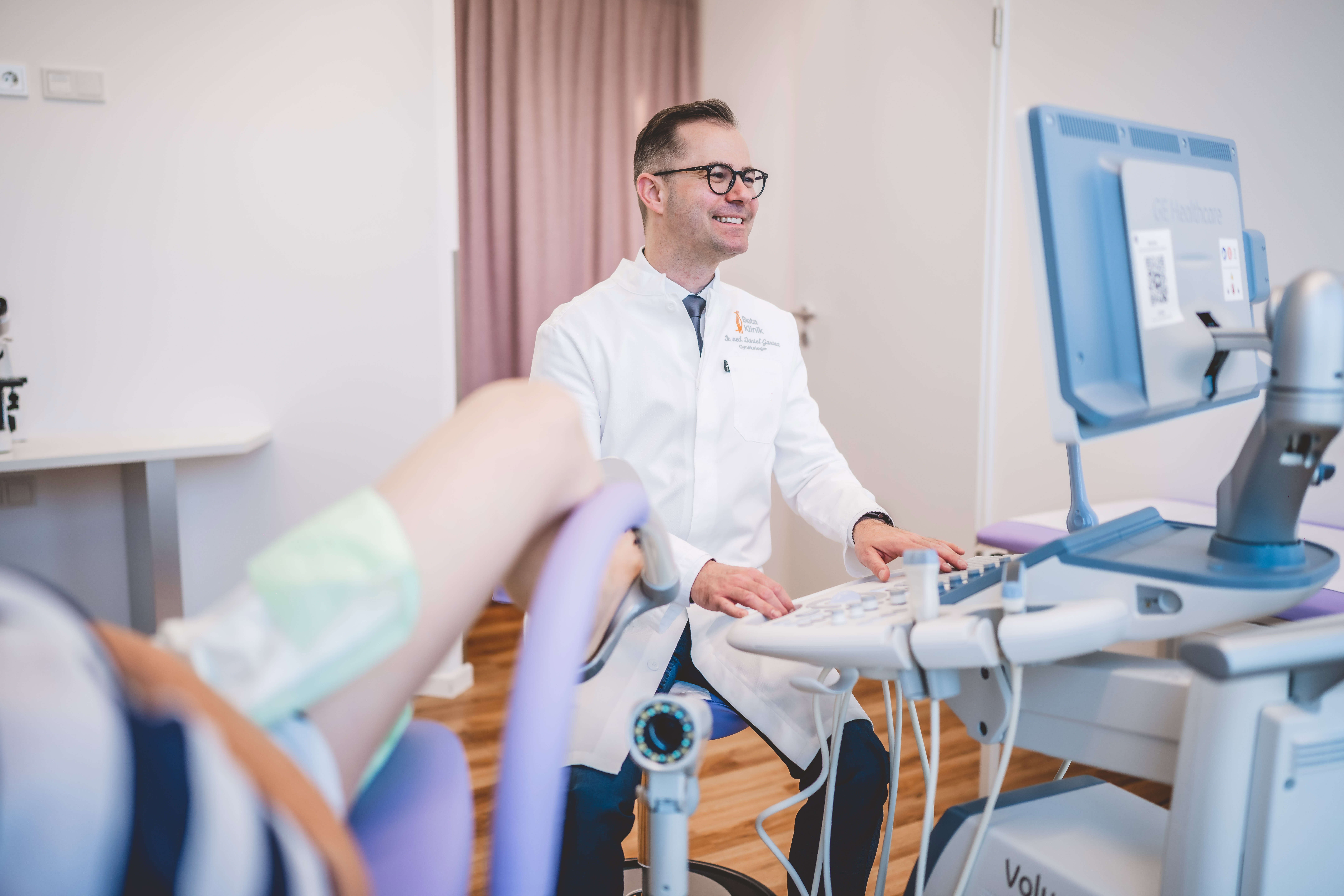 Gynäkologe Dr. Gantert führt Untersuchung durch