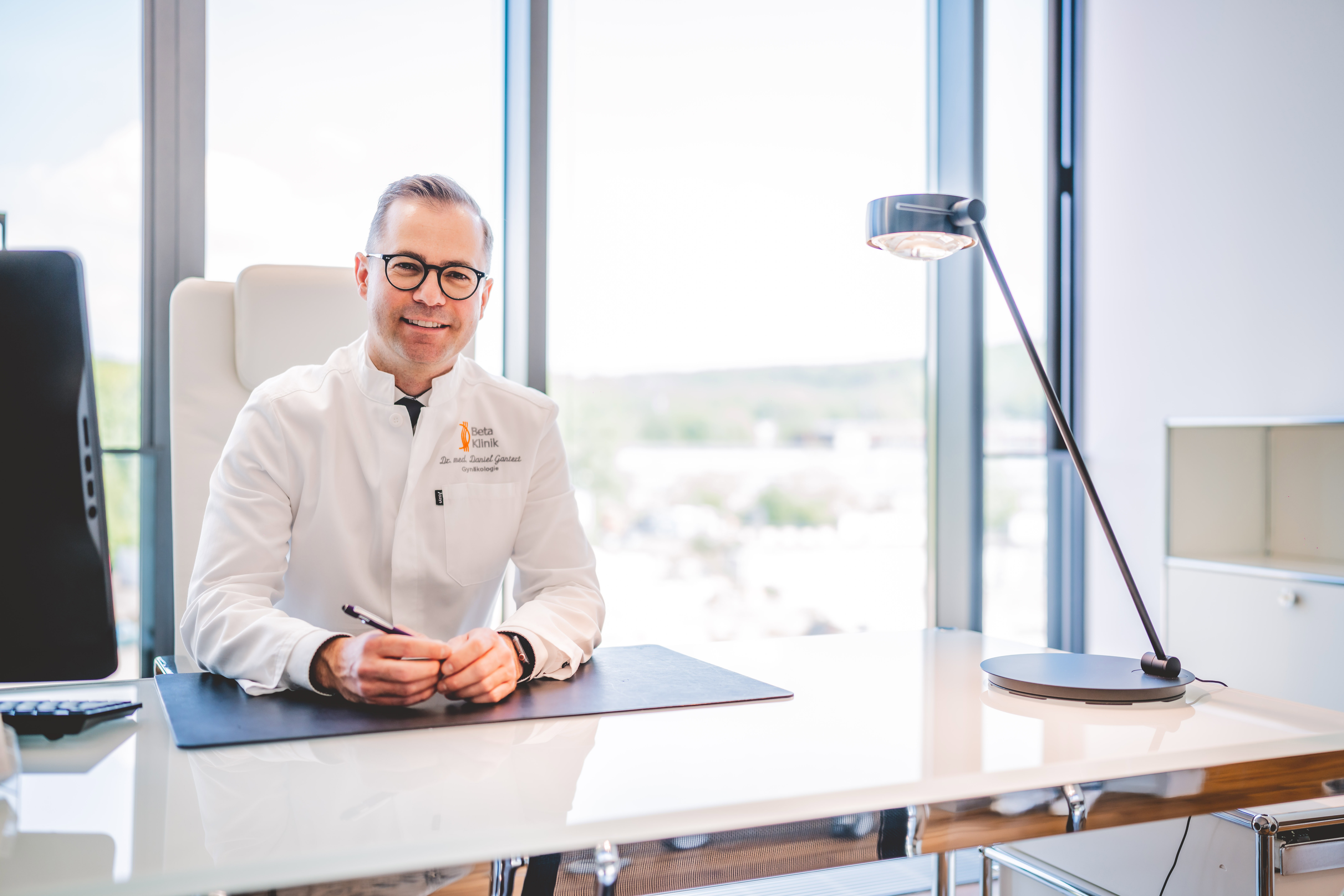 Gynäkologe Dr. Gantert in seinem Büro